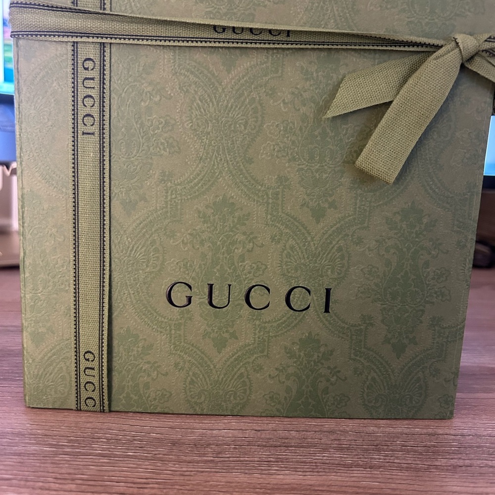 Gucci Gift Box (Medium) + Ribbon - Picture 3 of 8